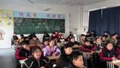 会玩啊！某小学老师在课堂上播放湖人VS雄鹿的比赛！带领全班一起喊&ldquo;湖人总冠军&rdquo;