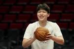 拓记：预计杨瀚森在随队训练后会被再次下放