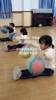 欧文母校？！某幼儿园小朋友们训练左右手坐着运球